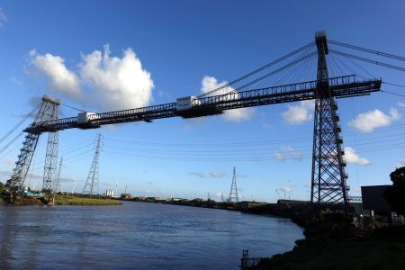 Newport Transporter Bridge - v gondole se přepravují osoby i vozidla vysoko na řekou Usk . 